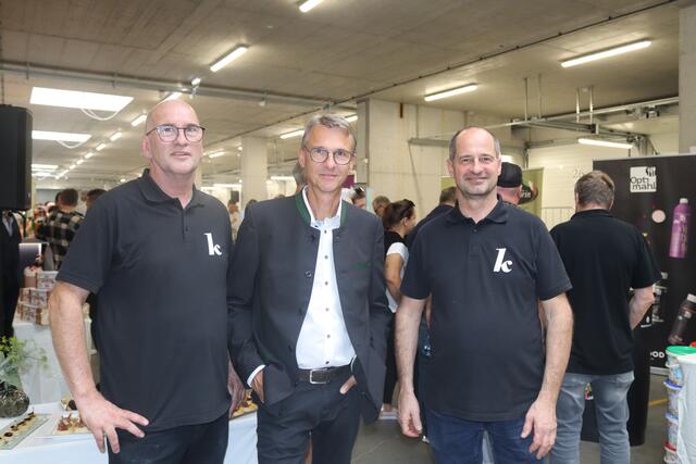 Martin und Anton Kofler (links und rechts, Gebrüder Kofler GmbH) mit Dietmar Wille (Wille Getränke GmbH).  | Foto: Elisabeth Zangerl