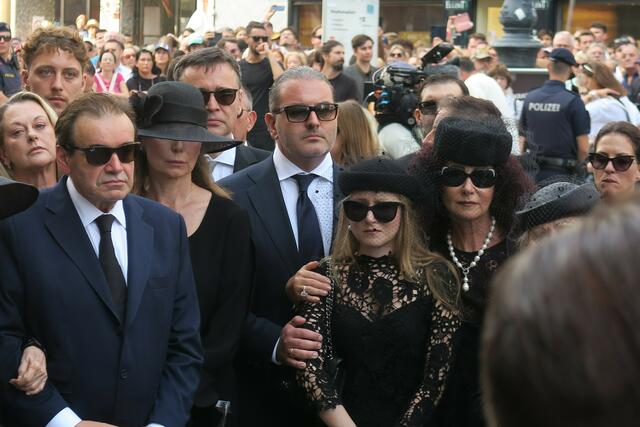 Familie Lugner vor dem Bestattungswagen. Der Autokorso fuhr in Richtung Rotenturmstraße. | Foto: Patricia Hillinger/MeinBezirk