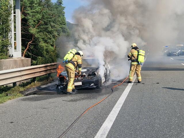 Die Freiwillige Feuerwehr Hallein konnte den Brand des Autos auf der A10 innerhalb weniger Minuten löschen. | Foto: FF HALLEIN