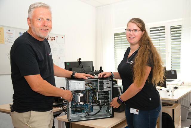 Manfred Lichtenauer ist als erfahrener EDV-Mitarbeiter gerne bereit Karina Wiesmayr behilflich zu sein. | Foto: Alfred Hofer