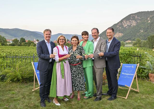 (v.l.n.r.) Michael Duscher, Geschäftsführer Niederösterreich Werbung, Landeshauptfrau Johanna Mikl-Leitner, Staatssekretärin Susanne Kraus-Winkler, Astrid Steharnig-Staudinger, Geschäftsführerin Österreich Werbung, Mario Pulker, Spartenobmann Gastronomie in der Wirtschaftskammer und Bernhard Schröder, Geschäftsführer Donau Niederösterreich Tourismus. | Foto: NLK Filzwieser