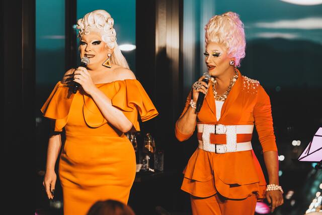 Live-Gesang über den Dächern der Stadt mit den Dragqueens Gracia Patrizia (links im Bild) und Gigi La Pajette.  | Foto: Georg Kritsch