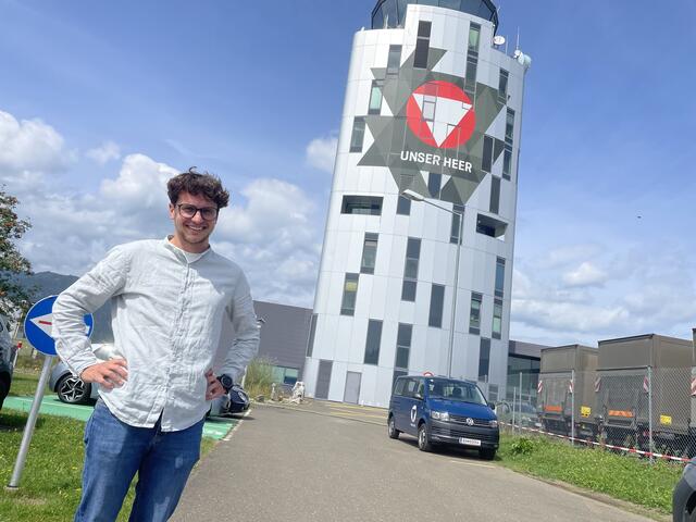 Militärmeteorologe Philipp Raffler hat stressige Tage im Tower vor sich. | Foto: Verderber