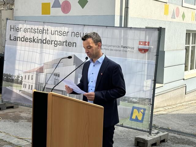 Spatenstich für den Kindergarten-Ausbau in Randegg: Bürgermeister Manfred Wieser freut sich auf die neue Heimat für den Nachwuchs. | Foto: Roland Mayr