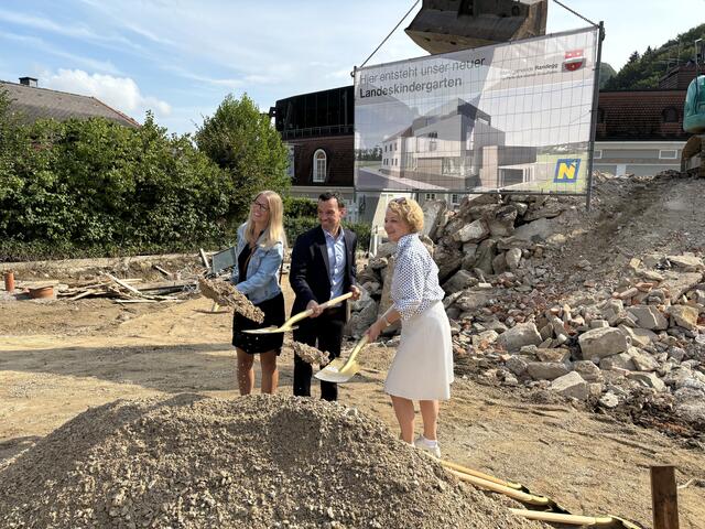Spatenstich für den Kindergarten-Ausbau in Randegg: Bürgermeister Manfred Wieser (M.) freut sich auf die neue Heimat für den Nachwuchs. | Foto: Roland Mayr