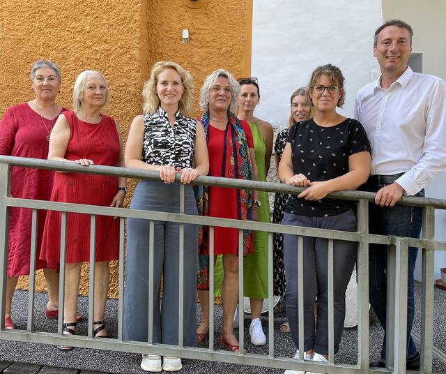 Nationalratsabgeordnete Eva-Maria Holzleitner (3. v. l.), Bundesvorsitzende der SPÖ-Frauen und Bundesparteivorsitzende, Frauenhaus-Obfrau Ingeborg Angerer (4. v. l.), Stadträtin und NR-Kandidatin Martina Schäfer (2. v. r.) und Andreas Peterlechner, Nationalratswahl-Spitzenkandidat der SPÖ im Wahlkreis Innviertel mit SPÖ- und Frauenhaus-Vertreterinnen aus Braunau. | Foto: Ebner