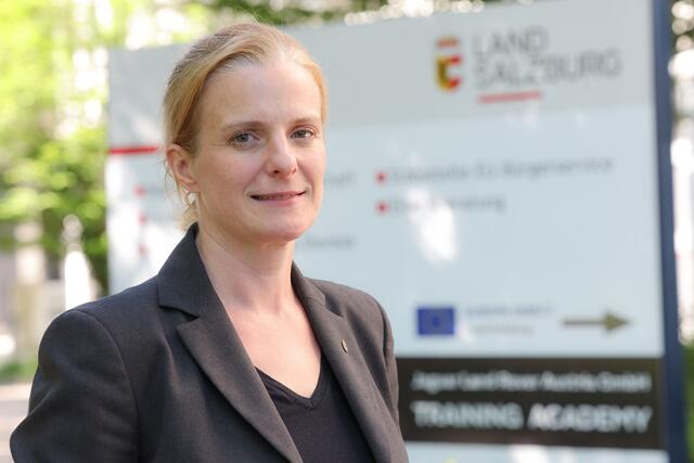 Die promovierte Juristin ist seit 2017 im Referat Wahlen und Staatsbürgerschaft, mit Schwerpunkt auf Wahlrecht tätig, aber bereits 2008 sammelte sie dort Erfahrungen als Ausbildungsjuristin. Sie wird heuer erstmals als Vorsitzende der Wahlbehörde die EU-Wahl in Salzburg leiten. | Foto: Land Salzburg / Franz Neumayr