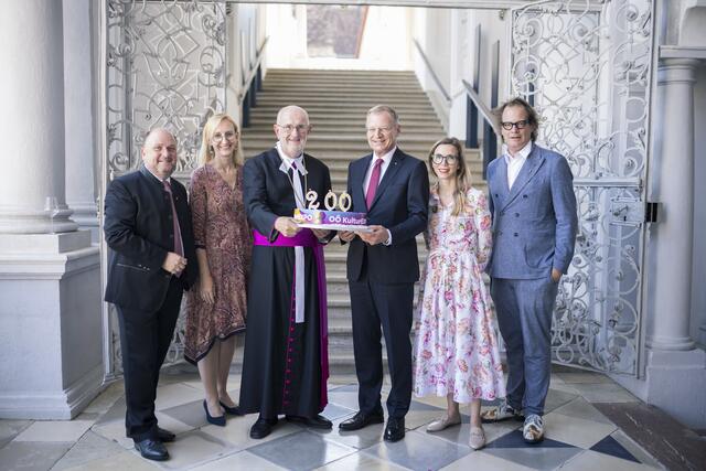 Bernd Schützeneder, Bürgermeister von St. Florian, Kulturdirektorin Margot Nazzal, Propst des Augustiner-Chorherrenstift Sankt Florian, Johannes Holzinger, Landeshauptmann Thomas Stelzer, Eva Malfent, organisatorische Leitung der OÖ KulturEXPO Anton Bruckner 2024, Norbert Trawöger, künstlerischer Leiter der OÖ KulturEXPO Anton Bruckner 2024. (v.li.) | Foto: Land OÖ/Max Mayrhofer,