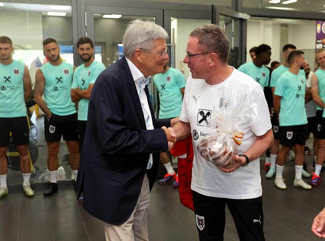 Treffen mit OEFB-Team und Teamchef Rangnick. LH Peter Kaiser, Teamchef Ralf Rangnick. Klagenfurt, am 4.9.2024.
 | Foto: LPD Kärnten/Kuess