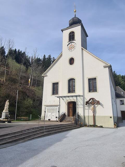 Heilbrunn – Kirche mit zwei einladenden Rundwegen | Foto: Seelsorgeraum Weiz