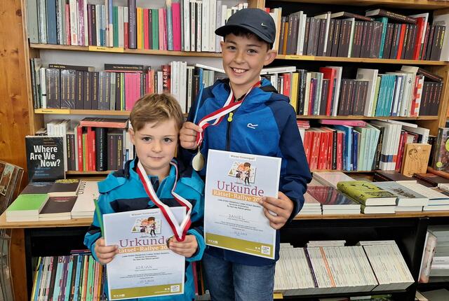 Für jeden gelösten Rätselbogen erhalten die Kinder eine Urkunde und eine Medaille.  | Foto: WKW/Bock