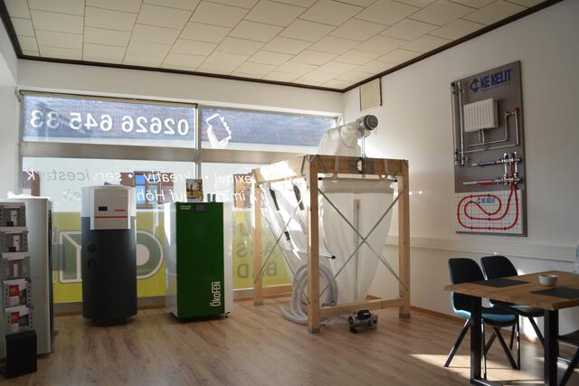 Im großen Schauraum können sich die Kundinnen und Kunden ein Bild der Produkte machen, welche der Installationsbetrieb anbietet.  | Foto: Jennifer Flechl