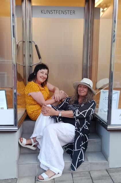 Die Kultur-Ladies Jasmin Holzmann-Kiefer und Sieglinde Kleindienst stehen hinter dem ersten "Kunstfenster" in Eibiswald. | Foto: privat