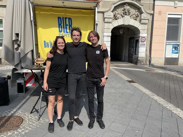 BIER-Parteiobmann Dominik Wlazny (Mitte) mit den steirischen Kandidatinnen und Kandidaten Eva Loigge und Christoph Haring am Leibntizer Hauptplatz. | Foto: RMA 