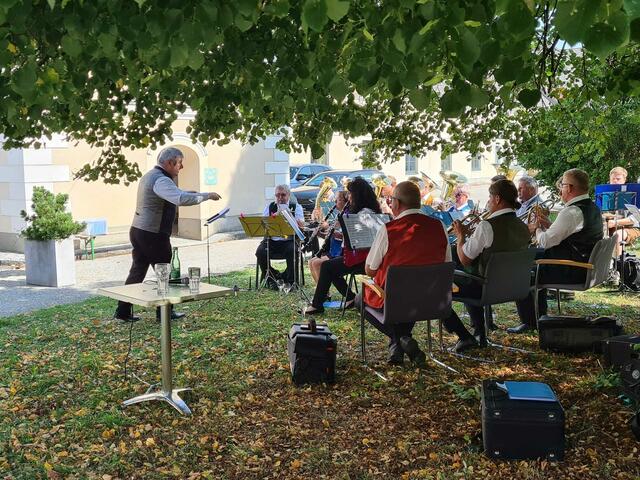 Die "Alten Kameraden". Erstes Konzert in Wolfpassing. Musikalischer Leiter Musikschulddirektor Wolfgang Rosenthaler.  | Foto: privat
