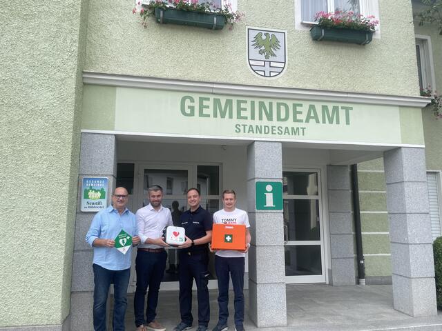 Bürgermeister Christoph Bauer (2. v. l.) betont die Wichtigkeit eines Defibrillators. | Foto: Gemeinde Neustift