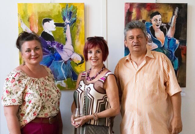 Greta Lech präsentiert gemalten Tanz im Gartenbaumuseum.
Mit Kuratorin Alexandra M. Löff (links) und Obmann Kurt Waldhütter von "Kunst-Schaffen". | Foto: Regina Courtier