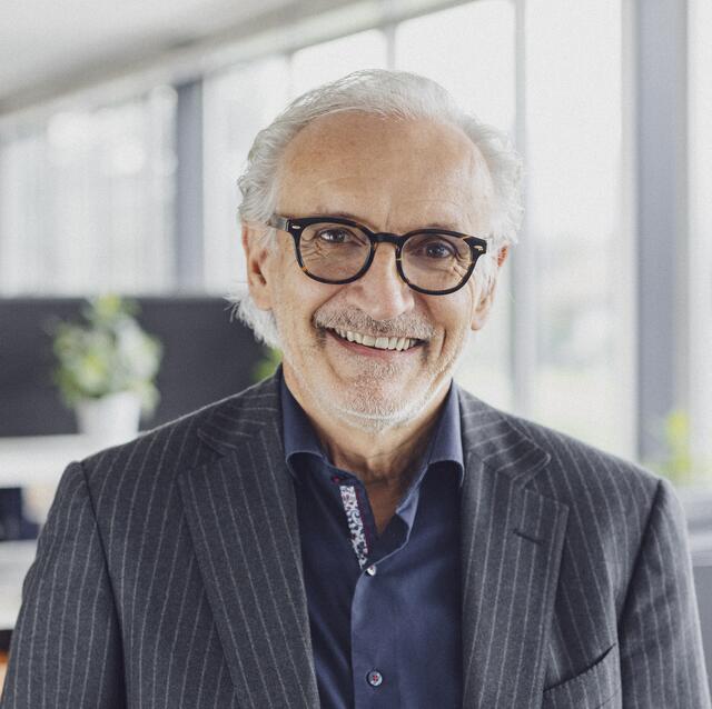 Manfred Janek beleuchtet in seiner Keynote die fünf größten Umweltlügen der Werbe-Branche. | Foto: Janek