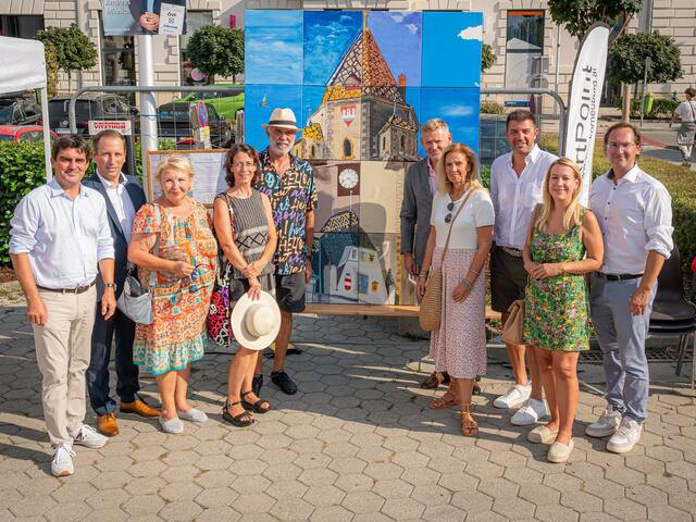 Obmann des Stadtmarketing Korneuburg Bürgermeister Cristian Gepp, Jürgen Eibensteiner (Sparkasse Korneuburg), Vize-Bürgermeisterin Helene Fuchs-Moser, Stadträtin Petra Gerstenecker, Wolfgang Peterl (MenschenArt), Armand A. Drobesch (Sparkasse Korneuburg), Gemeinderätin Elke Paul, Stadtrat Martin Peterl, Vize-Bürgermeisterin Bernadette Haider-Wittmann und Gemeinderat Andreas Minnich (v.l.) präsentieren das Rathausturm-Gemeinschaftskunstwerk. | Foto: Stadtgemeinde Korneuburg
