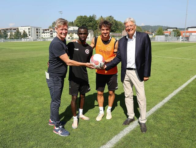 Treffen mit OEFB-Team und Teamchef Rangnick. Arno Arthofer, Solomon Bonnah, Simon Straudi (Austria Klagenfurt), LH Peter Kaiser. Klagenfurt, 4.9.2024
 | Foto: LPD Kärnten/Kuess