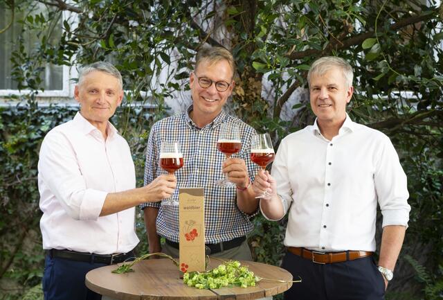 ÖBf-Vorstandssprecher Georg Schöppl, Braumeister Axel Kiesbye und ÖBf-Vorstand Andreas Gruber (von links) | Foto: ÖBf/Astrid Bartl