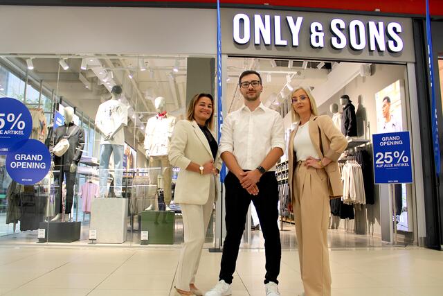 Verkaufsberaterin Magdalena Szemik, Filialleiter Sascha Pavlovic, und Fililalleiter-Stellvertreterin Marion Fuchs (v.l.) freuen sich, die Kunden aber auch Kundinnen im neuen Shop begrüßen zu dürfen. | Foto: MeinBezirk