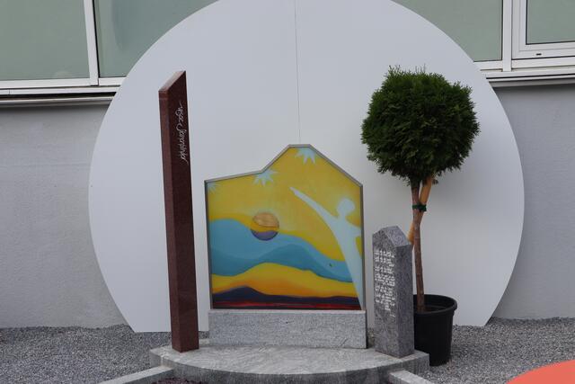 Nach den Entwürfen von Pfarrer Herbert Traxl wurde das Grab angefertigt. | Foto: Seelos