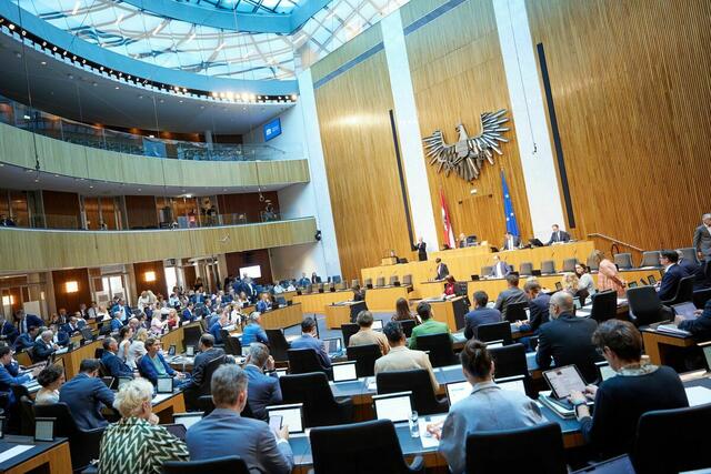 Spieglein, Spieglein an der Wand, wer sind die schönsten Politikerinnen und Politiker im Land? Die KI hat das nun ermittelt. | Foto: Parlamentsdirektion/Thomas Topf