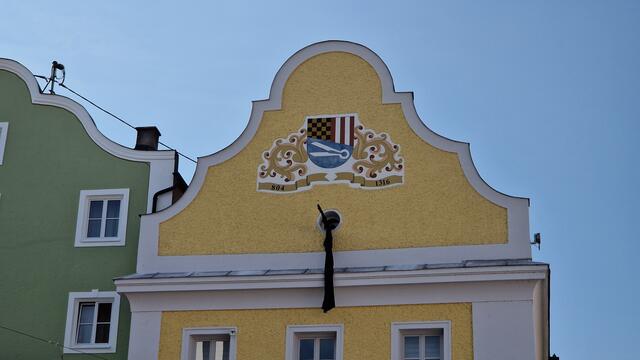 Schärding trägt nach den zwei verschütteten und tot geborgenen Arbeitern Trauer und brachte die schwarze Flagge am Rathaus an. | Foto: Helmut Degenhart/zema-medien.de