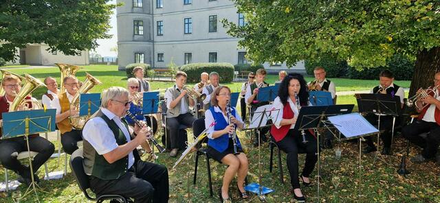 Die "Alten Kameraden". Erstes Konzert in Wolfpassing. Musikalischer Leiter Musikschulddirektor Wolfgang Rosenthaler.  | Foto: privat