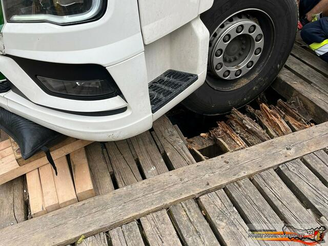 In Gößnitz brach ein Lkw auf einer Holzbrücke ein und konnte nicht mehr weiterfahren. | Foto: FF Maria Lankowitz/Julian Gratz