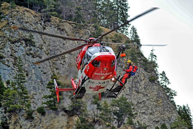 Die Wanderin wurde durch den Notarzthubschrauber „RK2“ am Unfallort erstversorgt und in weiterer Folge mittels Seilwinde geborgen. (Symbolfoto) | Foto: ARA