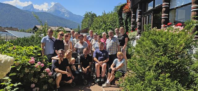Reisegruppe aus Wölbling mit Familie Cramer:
1. Reihe, v. li. n. re.: Vzbgm. Ing. Peter Hießberger, Sonja Hießberger und Sohn Gabriel, Martin Hell, Alexander Cramer, Wilfriede Hießberger
2. Reihe, v. li. n. re.: Gemeinderat Dominik Schramm, Andrea Schramm, Berni Groismaier, Martina Leeb, Giselher Cramer, Andreas Seiberl, Eva Dorniger, Elke Cramer, Andreas Schlager, Veronika Stockinger, Gemeinderätin Irmgard Schlager, Franz Stockinger, Franz Dorniger, Christian Ratheyser und Veronika Cramer. | Foto: Max Groismaier