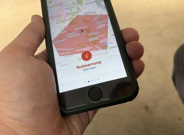 Mit einem neuen System kommen Warnungen als Nachricht auf's Handy. Hier zu sehen: Die bereits funktionstüchtige App "Katwarn". | Foto: Lukas Ipirotis/MeinBezirk Wien