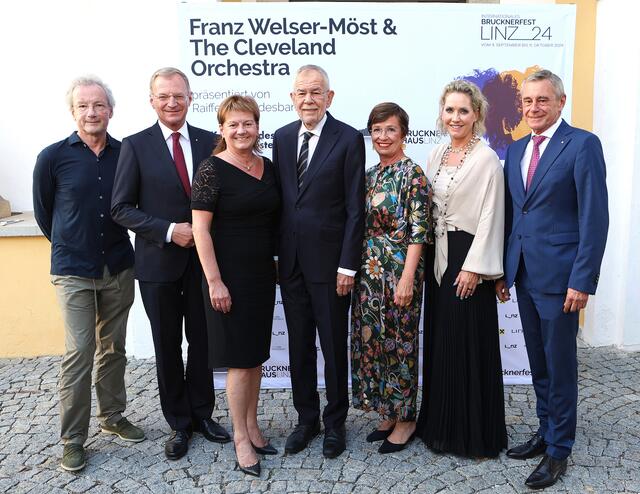 Chefdirigent Franz Welser-Möst, Landeshauptmann Thomas Stelzer, Karin Hörzing, geschäftsführende Vizebürgermeisterin Linz, Bundespräsident Alexander Van der Bellen mit Gattin Doris Schmidauer, RLB OÖ-Generaldirektor Heinrich Schaller mit Gattin Claudia | Foto: Andreas Maringer