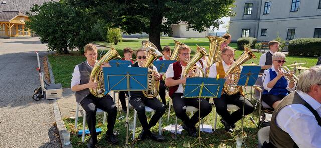 Die "Alten Kameraden". Erstes Konzert in Wolfpassing. Musikalischer Leiter Musikschulddirektor Wolfgang Rosenthaler.  | Foto: privat
