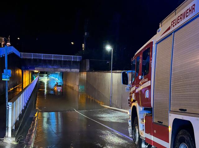 Der Mercedesfahrer wollte die Bahnunterführung trotz Überflutung passieren – scheiterte aber kläglich. Die FF Kirchbichl kam zur Hilfe.  | Foto: ZOOM.Tirol