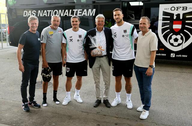 Treffen mit OEFB-Team und Teamchef Rangnick. Landessportdirektor Arno Arthofer, Peter Pacult (Trainer SK Austria Klagenfurt), Marcel Sabitzer, LH Peter Kaiser, Marko Arnautovic, Klaus Mitterdorfer (OEFB Präsident), LH Peter Kaiser.Klagenfurt, am 4.9.2024.
 | Foto: LPD Kärnten/Kuess