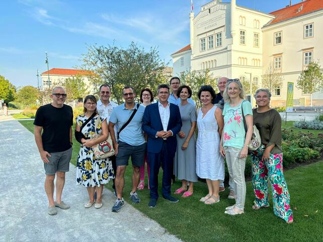 Oberpullendorfer Delegation mit Bürgermeister Peter Eisenschenk am Nibelungenplatz Tulln | Foto: Verein BLOP!