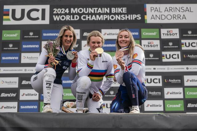 Die drei Erstplatzierten des WM-Rennens bei den Elite-Frauen, vlnr.: Myriam Nicole, Vali Höll und Tahnee Seagrave.  | Foto: Red Bull Content Pool