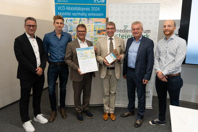Hauptpreis für Feldkirchen bei Graz: Herwig Riegler (links), LH-Stv. Anton Lang (2.v.r)  und VCÖ-Experte Michael Schwendinger (r.) gratulieren den Gewinnern des VCÖ-Mobilitätspreis Steiermark von Feldkirchen bei Graz Bürgermeister Erich Gosch (3.v.r.), Gemeinderat Hannes Krois (3.v.l) und Jakob Seidler (Verkehrplus)
  | Foto: Land Steiermark/Zick