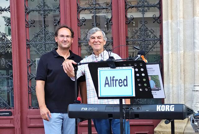 NR Andreas Minnich und Musiker Alfred Pertl bei der Korneuburger Bürgermeister Grilltour 2024 | Foto: Hermine Pertl
