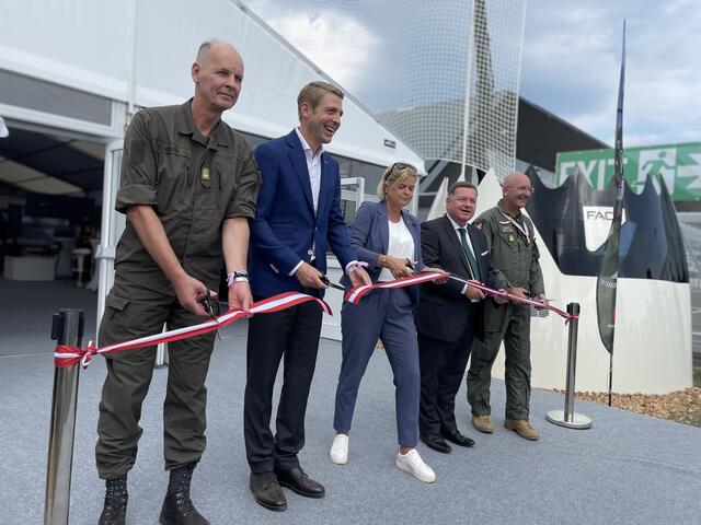 Verteidigungsministerin Klaudia Tanner und Co. eröffneten die Ausstellung. | Foto: Verderber