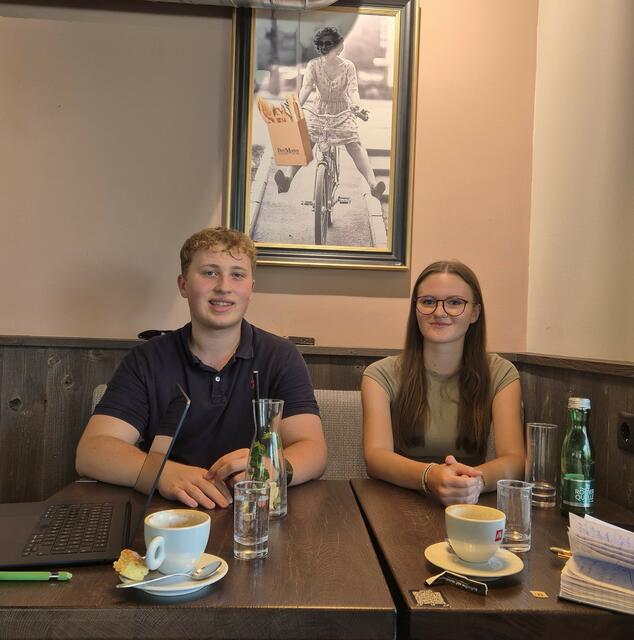  Stefan Schlögl und Lisa Prinz beim Gespräch. Foto: Bolotin