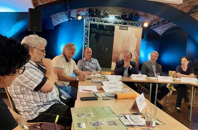 In gemütlicher Atmosphäre wurden die kulturellen Programmpunkte vorgestellt. | Foto: MeinBezirk/Chibici