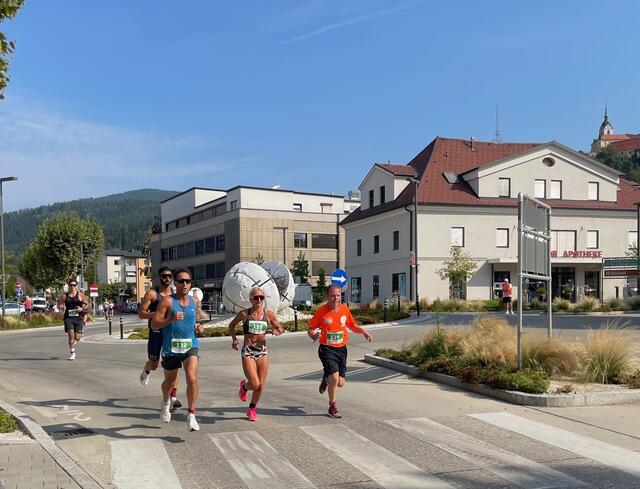 Auf dem schnellen, flachen Kurs wurde es richtig heiß (in der Mitte Barbara Bischof, die Siegerin über 10 Kilometer).  | Foto: LC Althofen