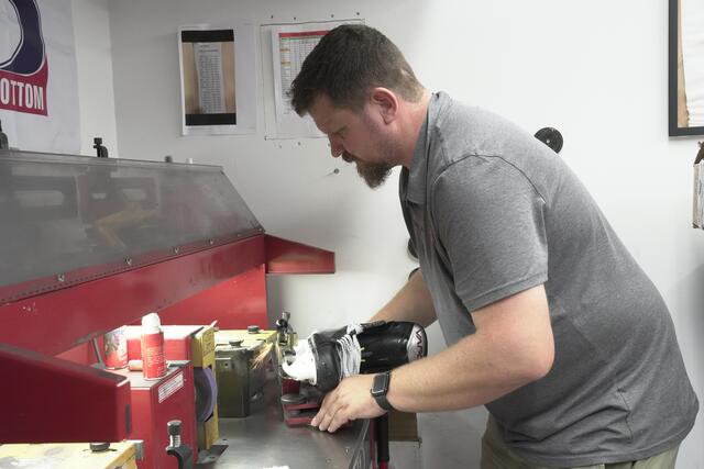 Thomas Weratschnig an der Schleifmaschine für die Schlittschuhe der EC-KAC-Spieler. | Foto: RegionalMedien Kärnten/MeinBezirk