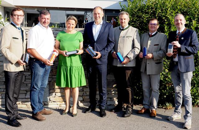 LFBÖ-Präsident Konrad Mylius, LAbg. Josef Edlinger in Vertretung von Landeshauptfrau Johanna Mikl-Leitner, Landesrätin Susanne Rosenkranz, Straßenbaudirektor-Stv. in Niederösterreich Rainer Irschik, stv. Landesjägermeister Gerald Friedl, Landesforstdirektor Hubert Schwarzinger, Projektleiter Wolfgang Steiner.  | Foto: NÖ Straßendienst