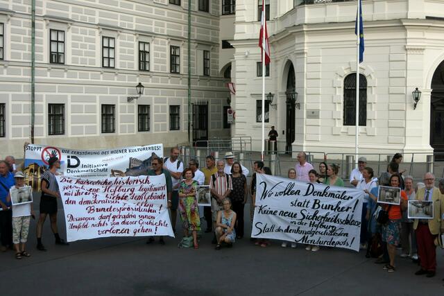 Die Demonstration vor der Hofburg soll nicht die letzte gewesen sein.  | Foto: Matthias Heckmann