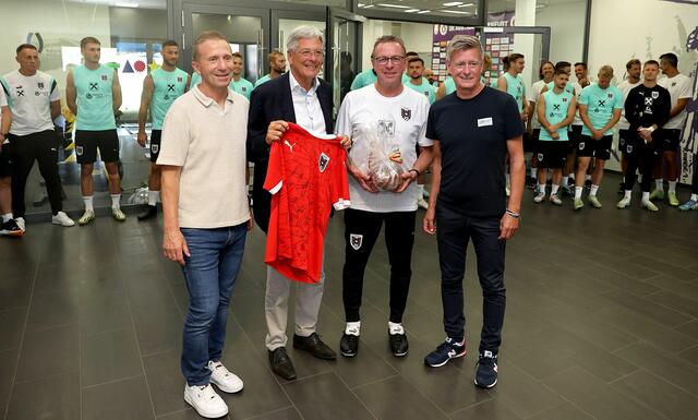 Treffen mit OEFB-Team und Teamchef Rangnick. Klaus Mitterdorfer (OEFB Präsident), LH Peter Kaiser, Teamchef Ralf Rangnick, Landessportdirektor Arno Arthofer. Klagenfurt, am 4.9.2024.
 | Foto: LPD Kärnten/Kuess